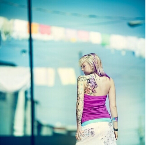 国外性感美艳美女后背刺青纹身图片图片