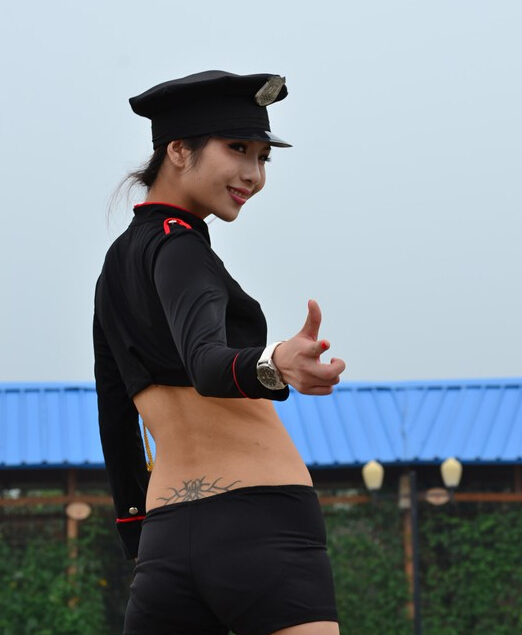 经典时尚个性美女后腰部纹身图片图片