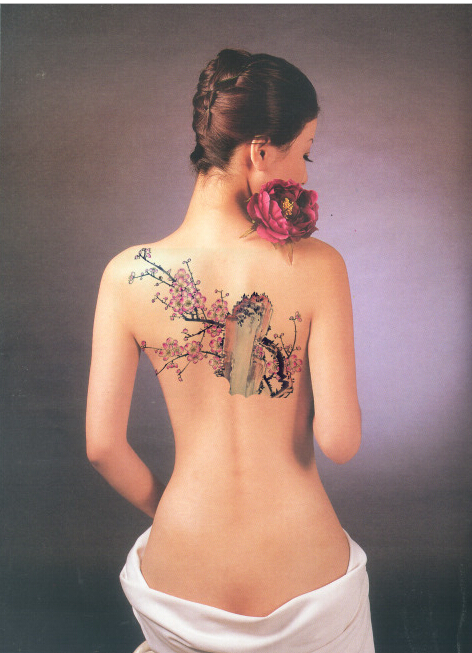 时尚性感女性后背部桃花桃树红花纹身
