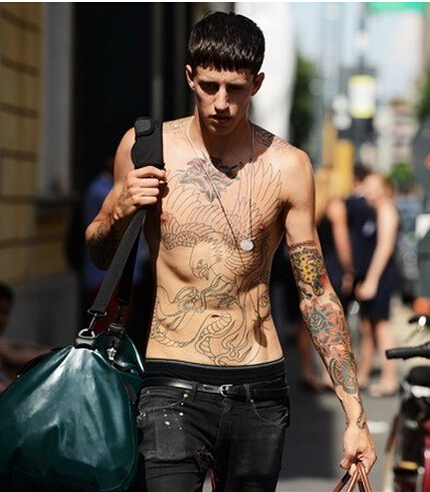 巴黎街头男生帅气有型个性纹身图片