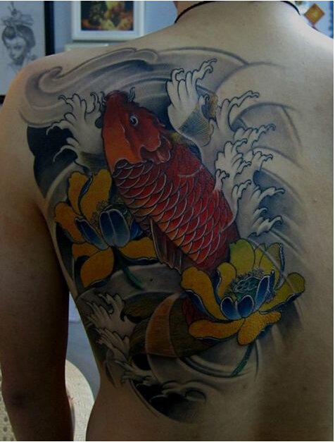 经典好看的背部鲤鱼莲花纹身图案  图片