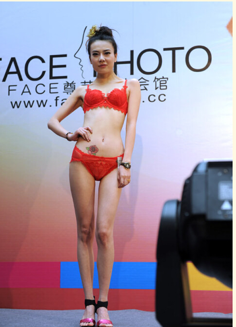 经典时尚靓靓美女小腹刺青红玫瑰纹身图片