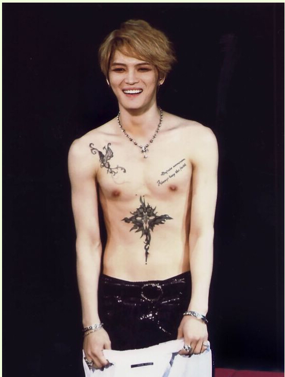 个性男性中右胸口时尚好看的蝴蝶纹身