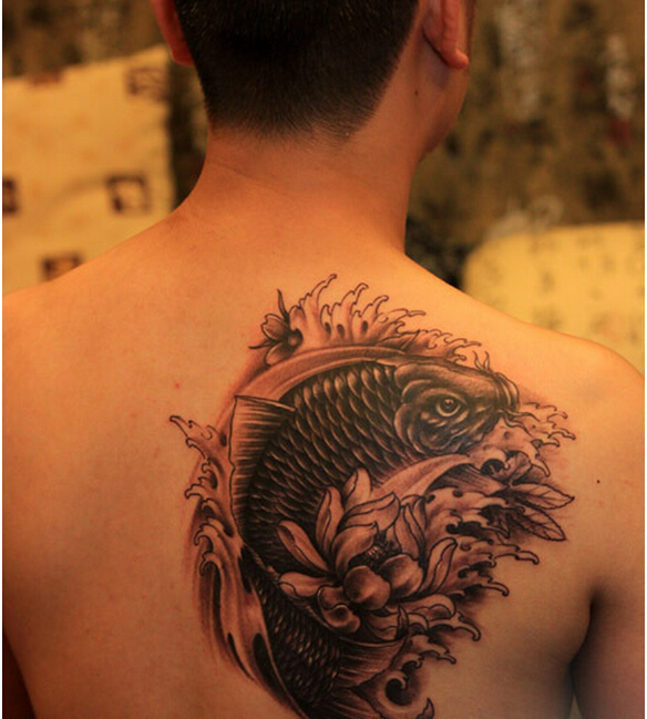 时尚男性背部个性好看的鲤鱼莲花纹身图片