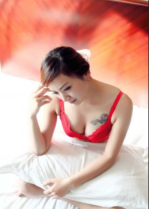 半球美女红色长裙性感诱惑迷人胸部纹图片