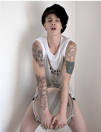 这个欧美男人他左右肩膀有个性纹身图