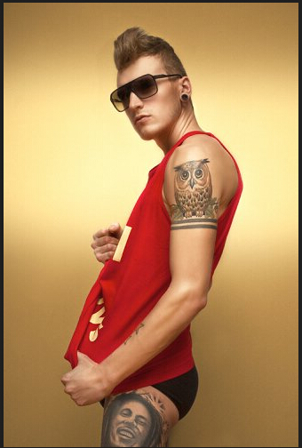 时尚帅气老外男模个性纹身图片