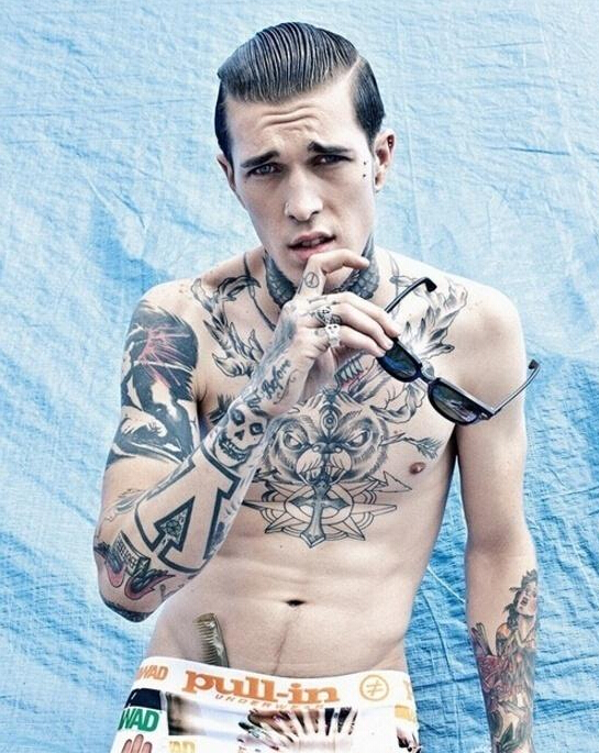 太霸道了欧美型男大胆展个性纹身图片