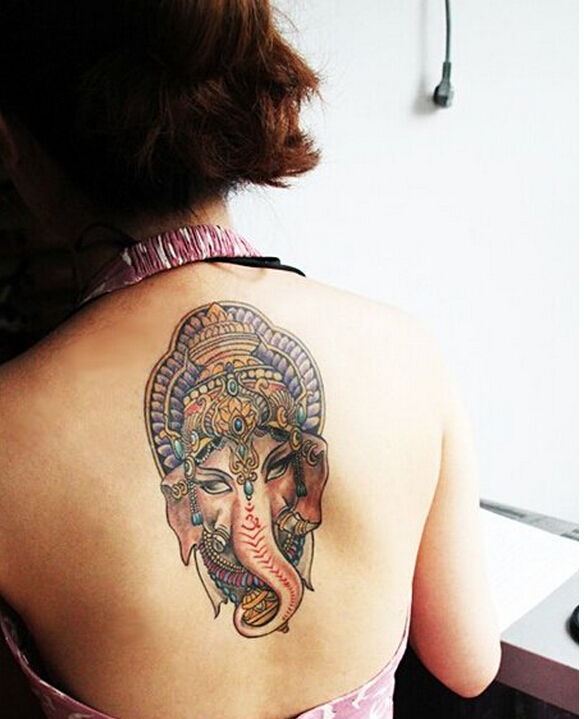 女性背部个性时尚象神纹身图案  图片