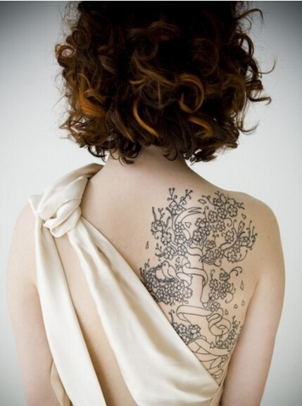 女生背部唯美好看的桃花树纹身图案  图片