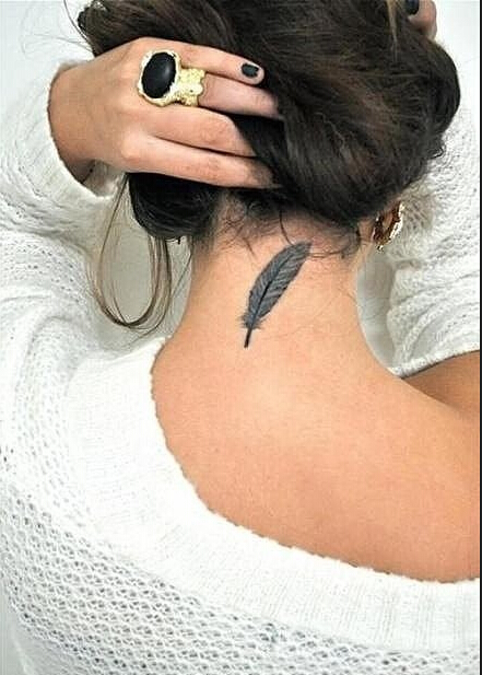 时尚女性脖子好看的羽毛纹身图案  图片