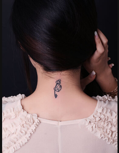 时尚女性颈部爱心钥匙纹身图案 图片