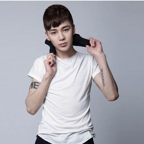 欧美风英伦帅气男模特手臂纹身图片