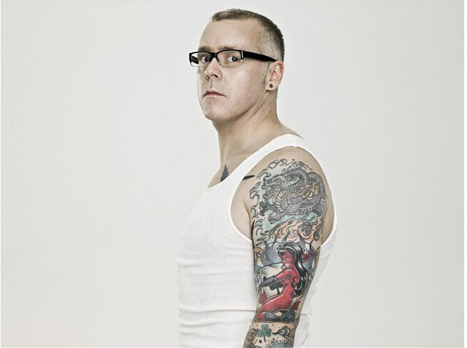 戴眼镜的时尚外国男人个性纹身图片