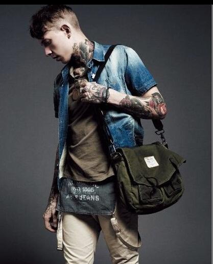 时尚帅哥秀个性手臂脖子纹身图片