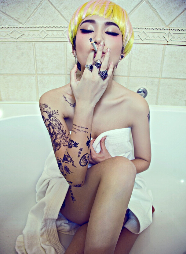 浴室里少女性感诱惑个性纹身图片  图片