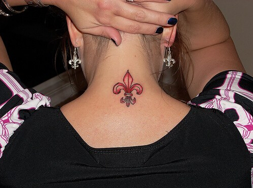 时尚女性颈部好看的红色百合花纹身图图片