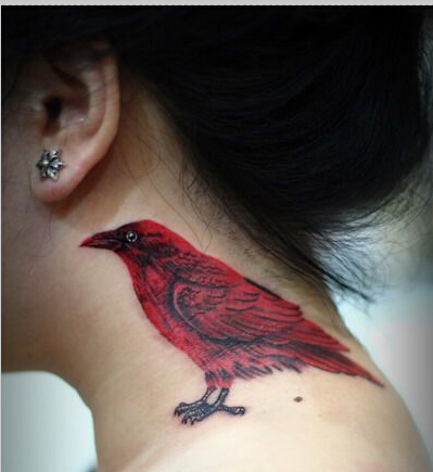 女孩脖子上时尚好看的红色的鸟儿纹身图片
