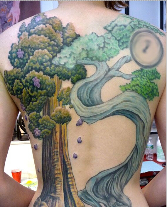 时尚后背两棵大树一棵直的一棵弯的纹图片