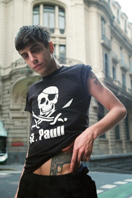 欧美男人个性时尚手枪纹身图片