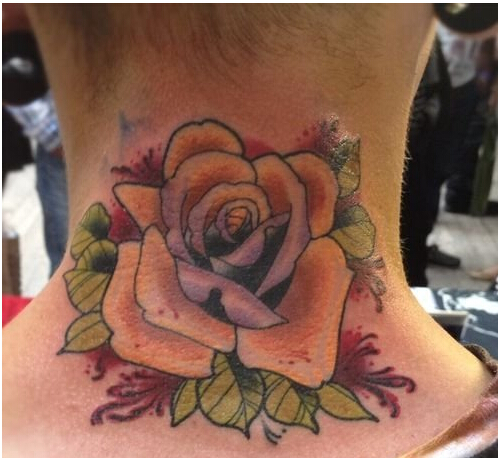 男生后脖子处精美漂亮的玫瑰花纹身图图片