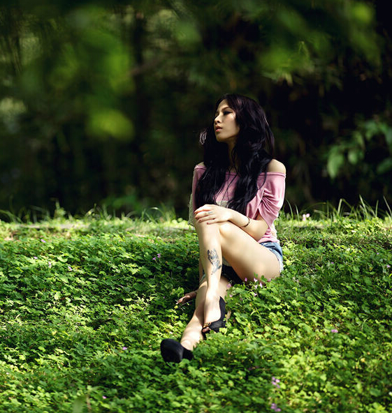 外拍性感美女美腿魅力迷人纹身图片  图片