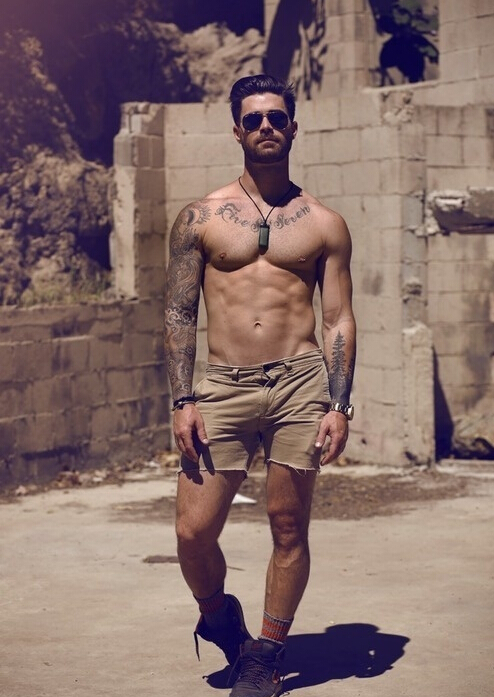 霸道欧美型男大胆展露个性纹身图片