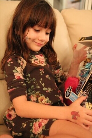 欧美可爱萝莉小美女时尚手部纹身图片图片