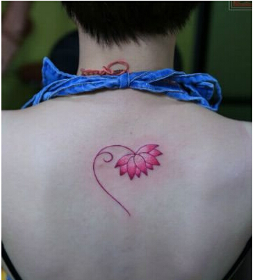 女孩子背部好看的彩色小莲花纹身图案图片