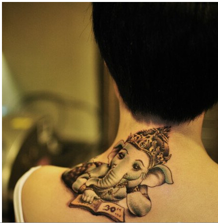 女生后肩背时尚好看的象神纹身图案  图片