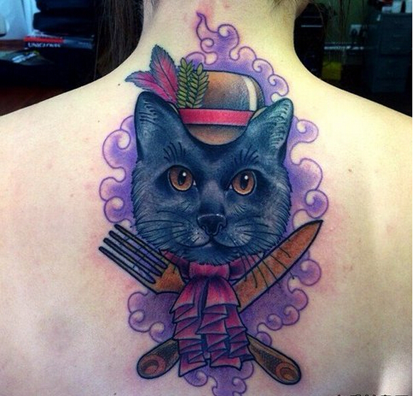 女性背部时尚可爱的彩色猫咪纹身图案图片