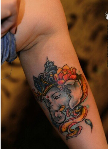 手臂内侧经典时尚的象神纹身图案图片