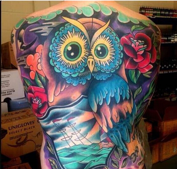 个性时尚满背彩色猫头鹰纹身图案图片