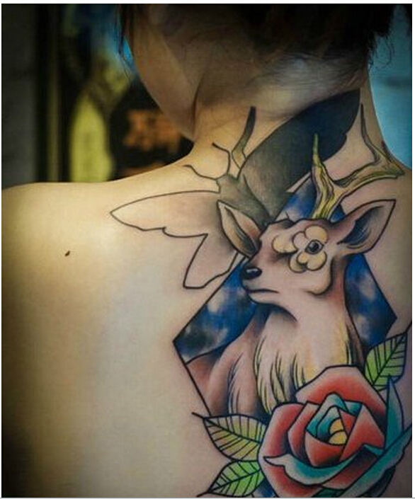 女性背部好看的彩色羚羊玫瑰花纹身图图片