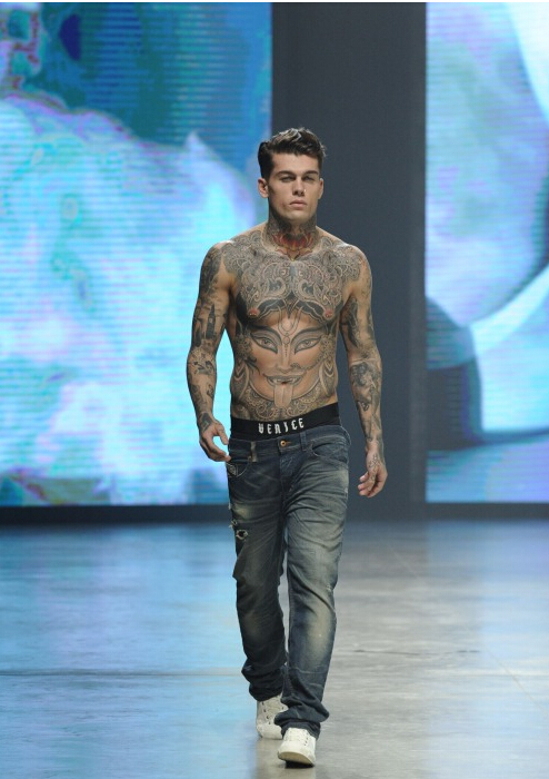 肌肉男配上牛仔裤强壮有型身个性纹身