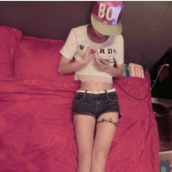 漂亮迷人长腿美女和她的腿部纹身图案图片