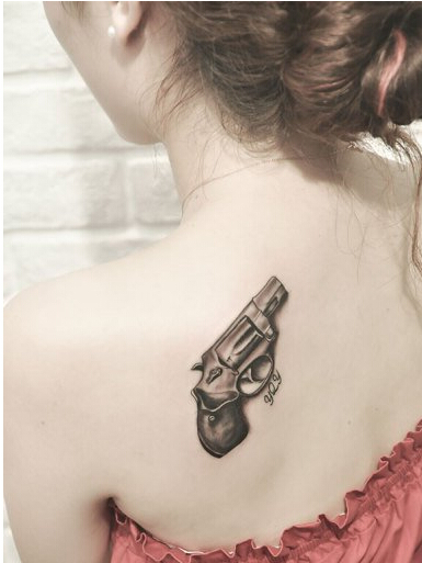 美女后背唯美好看的手枪纹身图案图片