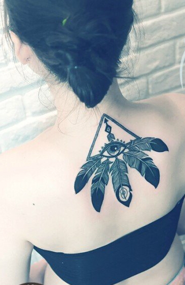 美女后背唯美好看的树叶纹身图案图片