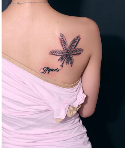 美女背部时尚好看的大麻叶文字纹身图图片