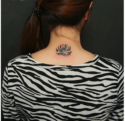 美女颈部唯美好看的莲花纹身案图片