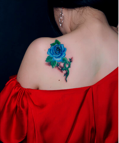 美女背部漂亮好看的玫瑰纹身图案图片