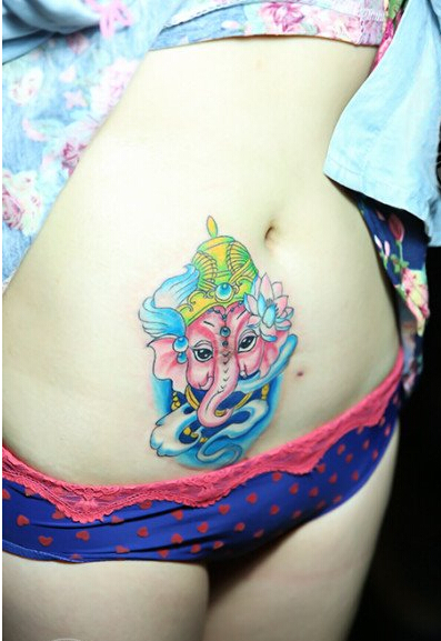 美女腹部疤痕遮盖可爱好看的象神纹身图片
