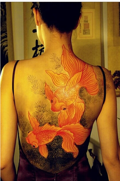 女生后背彩色时尚好看的金鱼纹身图案图片