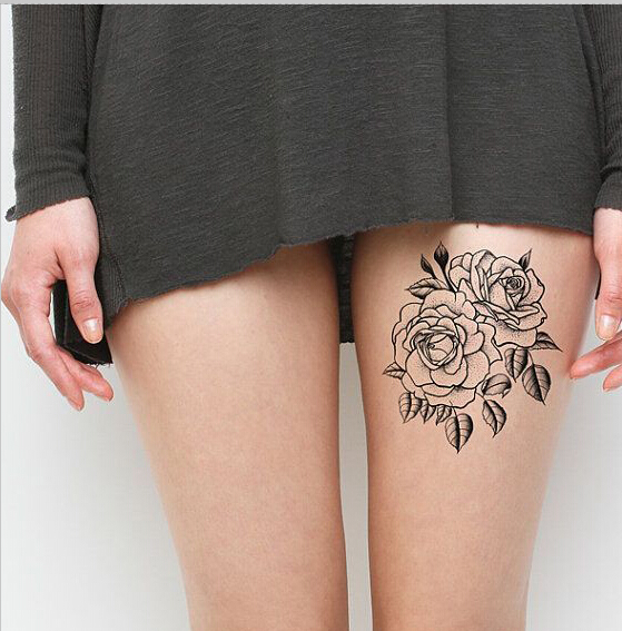 女孩大腿上时尚好看的的黑白玫瑰花纹