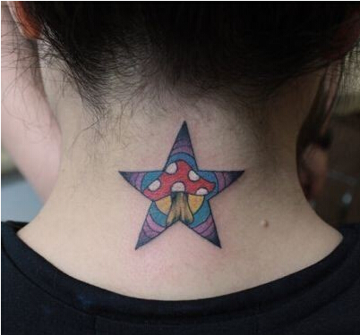 女人颈部唯美时尚的彩色五角星纹身图图片