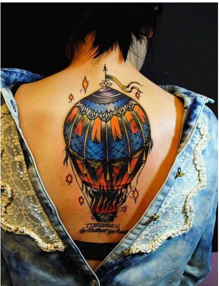 女性背部唯美好看的彩色热气球纹身图图片