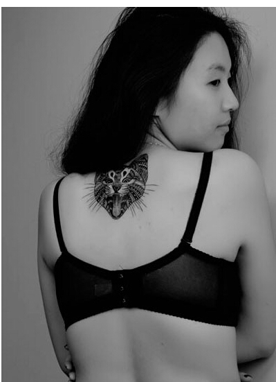 女性背部一只黑白小猫的头像纹身图片