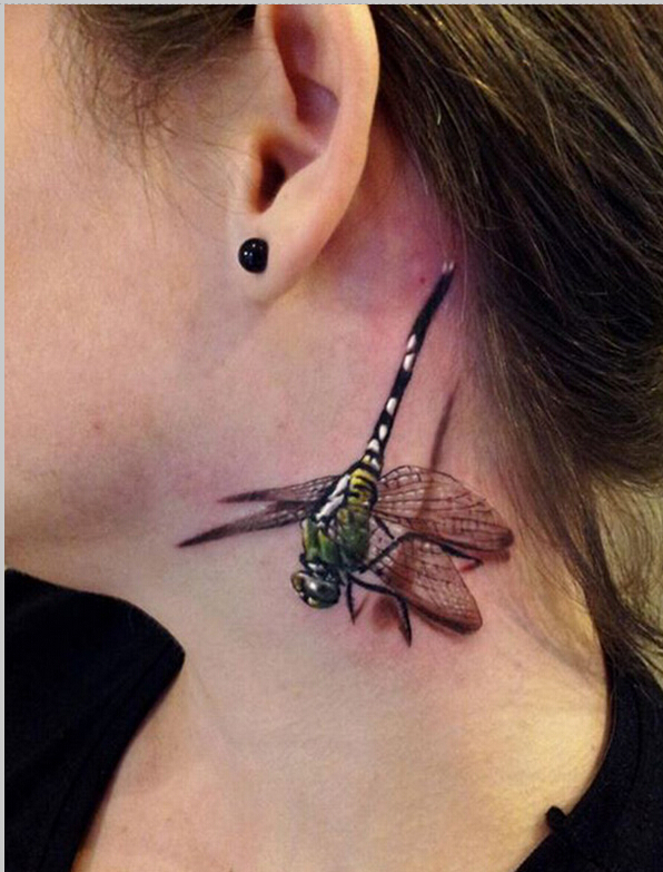 女孩脖子处唯美好看的蜻蜓纹身图案图片