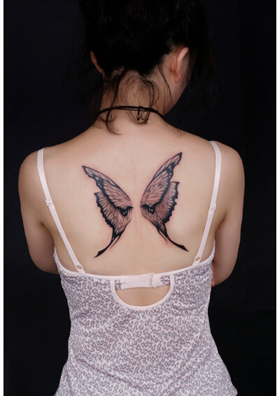美女背部时尚好看的翅膀纹身图案图片