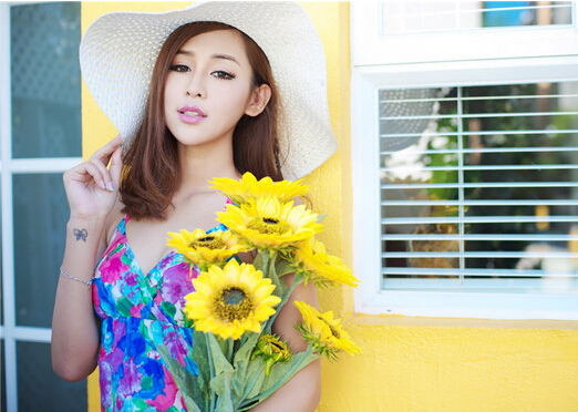 气质阳光美女清纯碎花连衣裙手部纹身